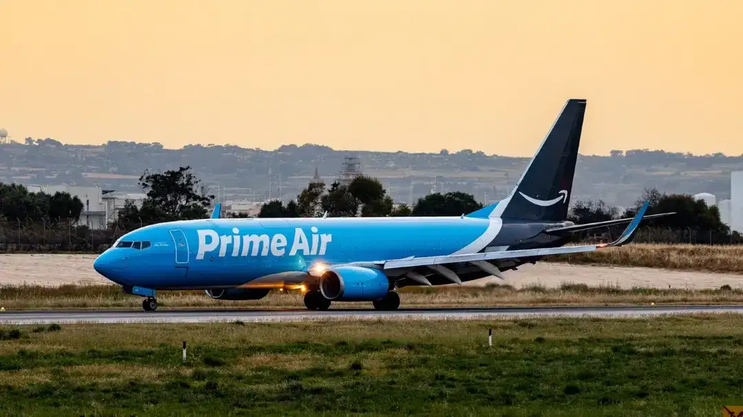 Streamer da Kick é criticado após foto com avião de carga da Amazon que caiu em Miami