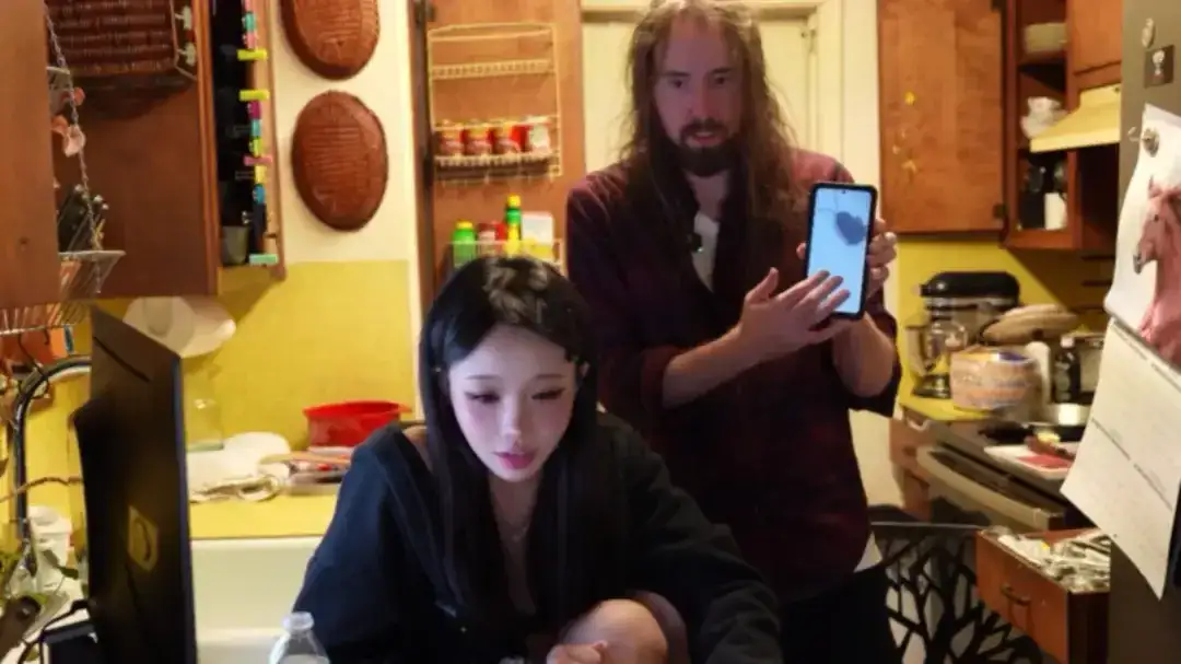 Asmongold barata geladeira kaise twitch: streamer encontra cabeça de barata na geladeira