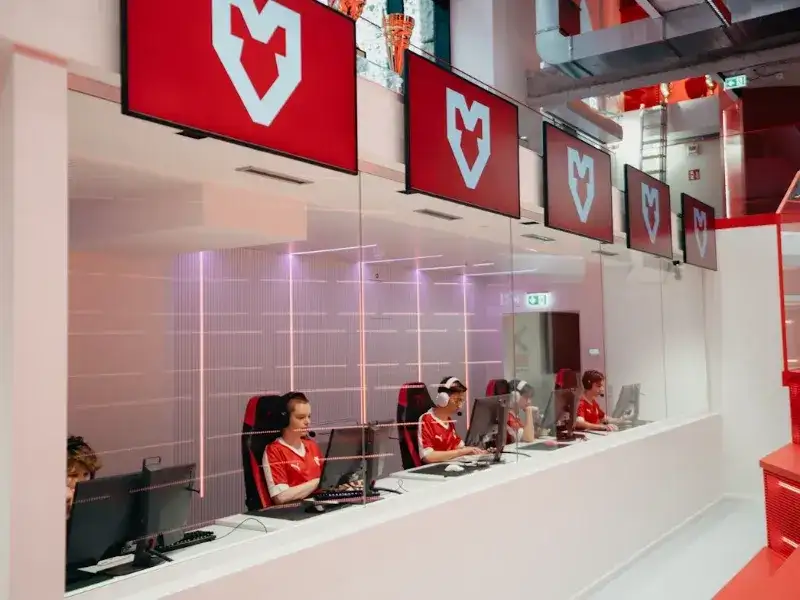 MOUZ inova ao transformar competição online em experiência presencial