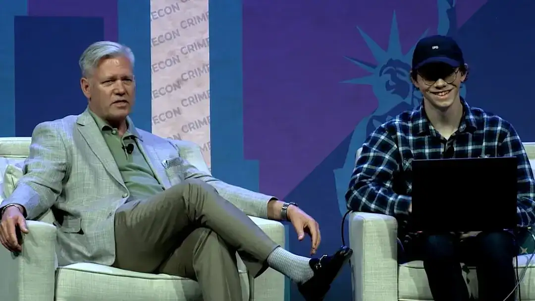 Chris Hansen Roblox Ban CrimeCon 2026: Conta Banida ao Vivo Durante Demonstração com Schlep