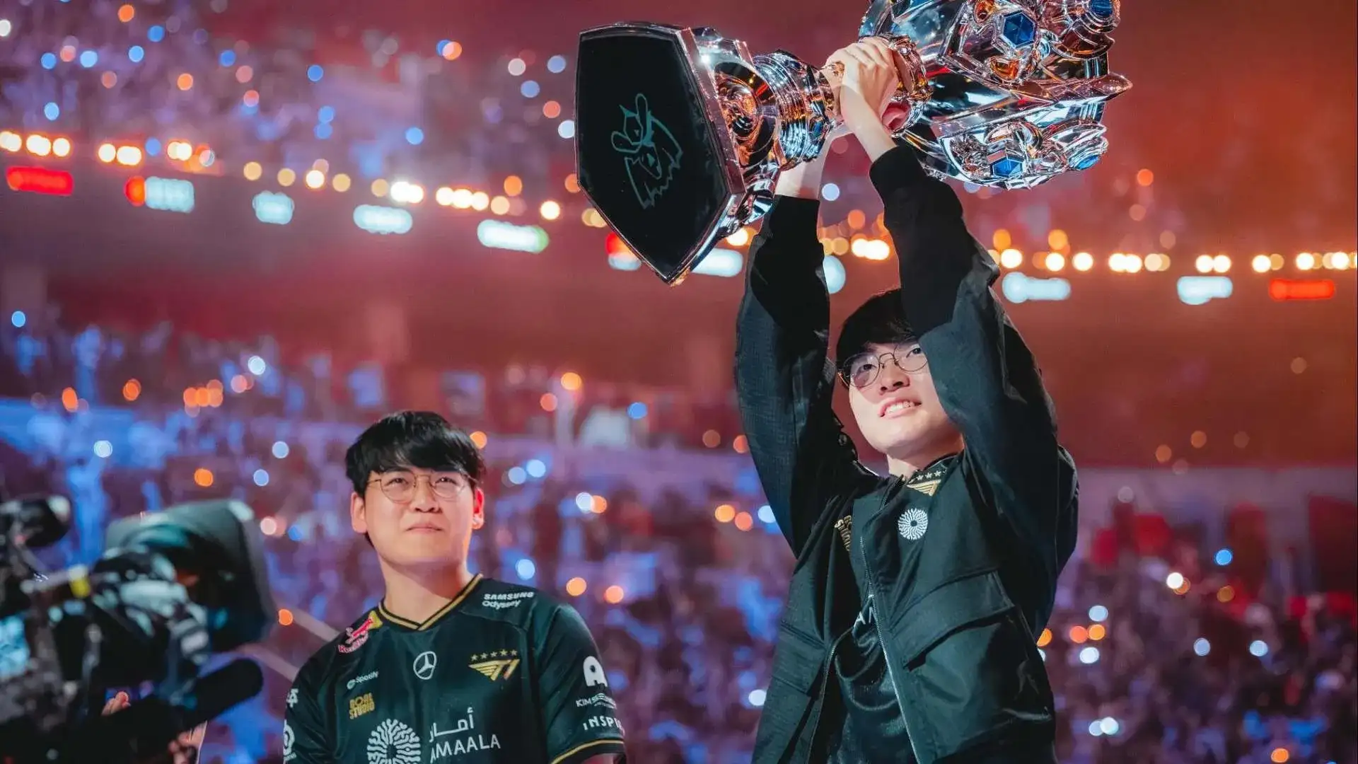 Jogadores da T1, incluindo Faker e Gumayusi, celebrando vitória no Worlds