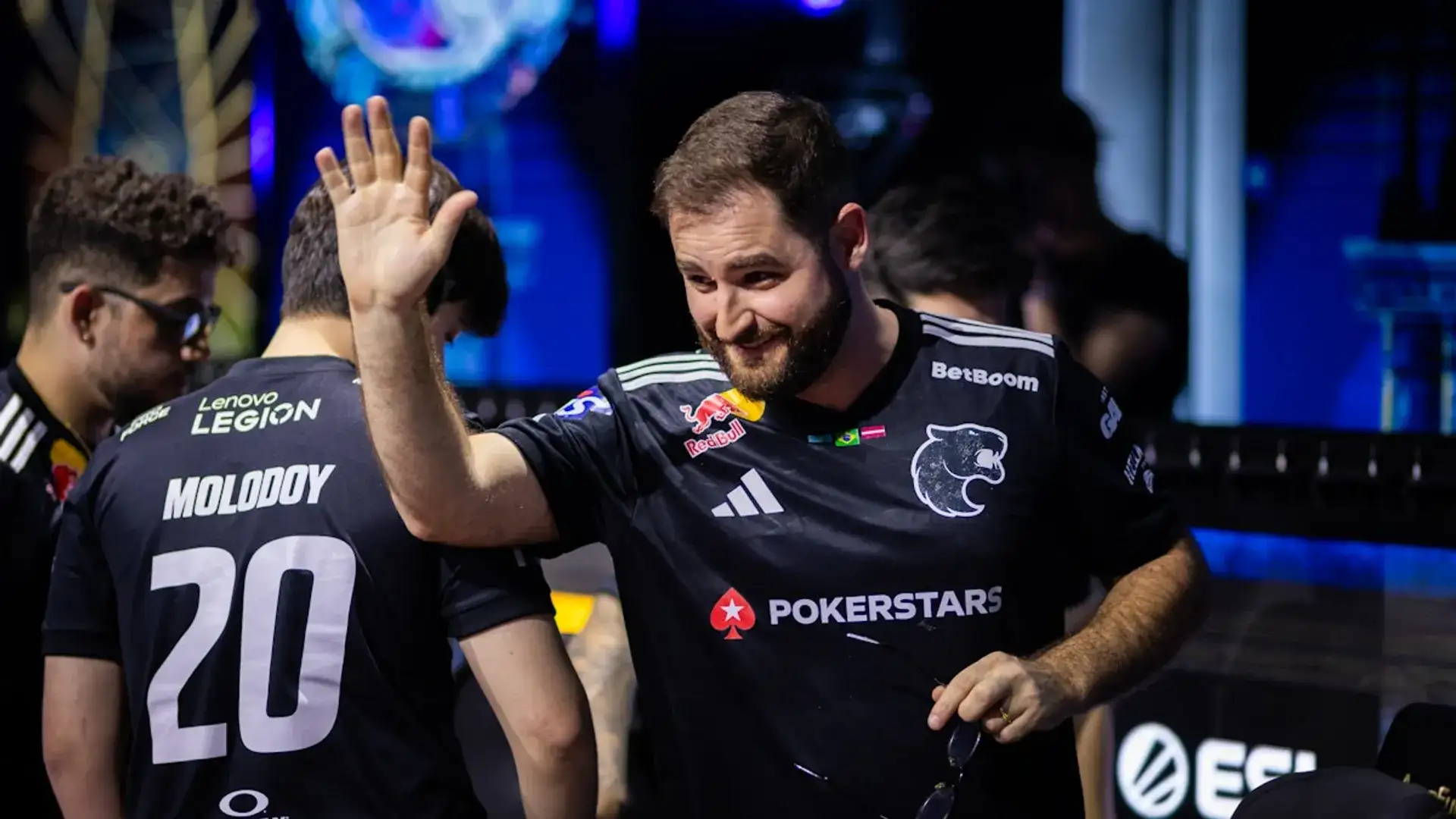 FalleN e molodoy posam com Giannis Antetokounmpo na EWC: foto do encontro