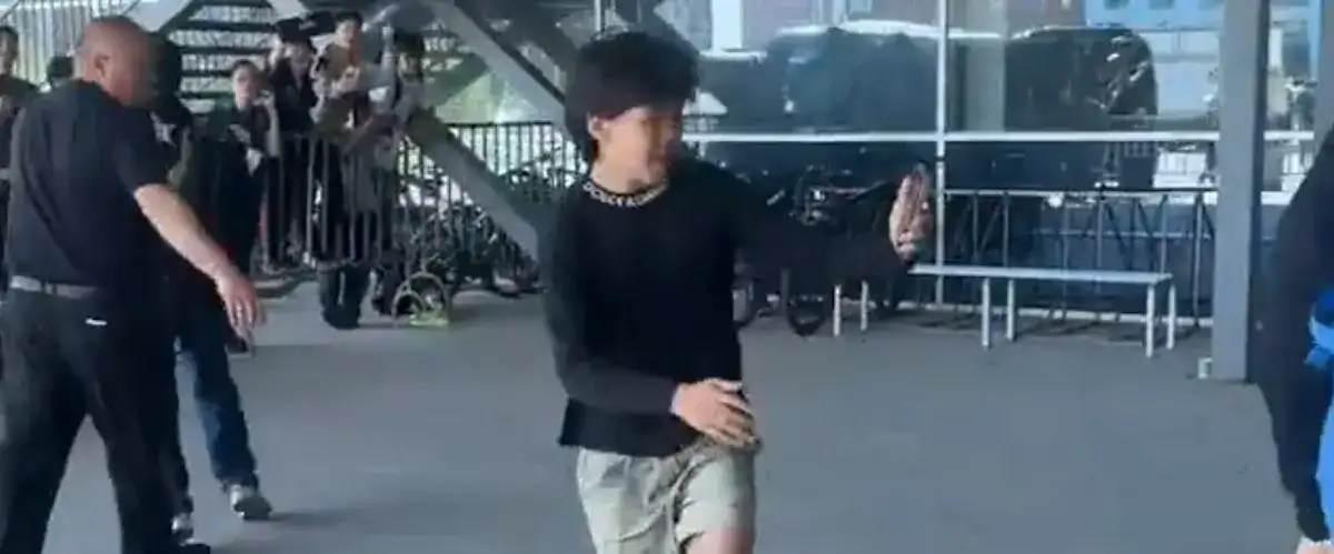 donk fãs invasão entrada foto vídeo: torcedores cercam astro da Spirit na PGL Astana