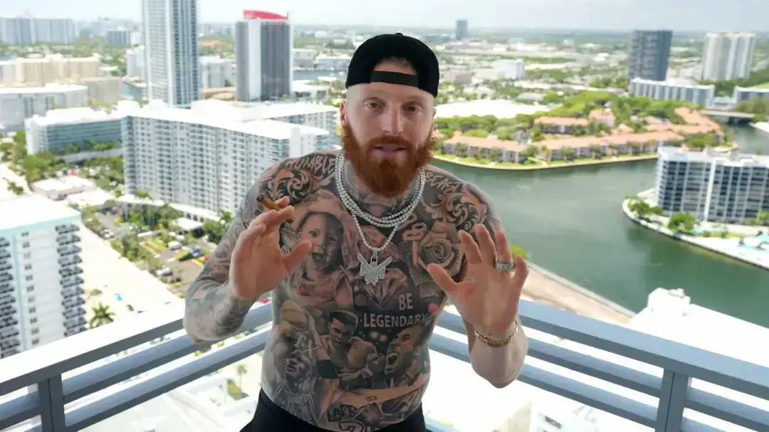 maxx crosby musica rap plaqueboymax: NFL star lança faixa em homenagem a streamer da Twitch