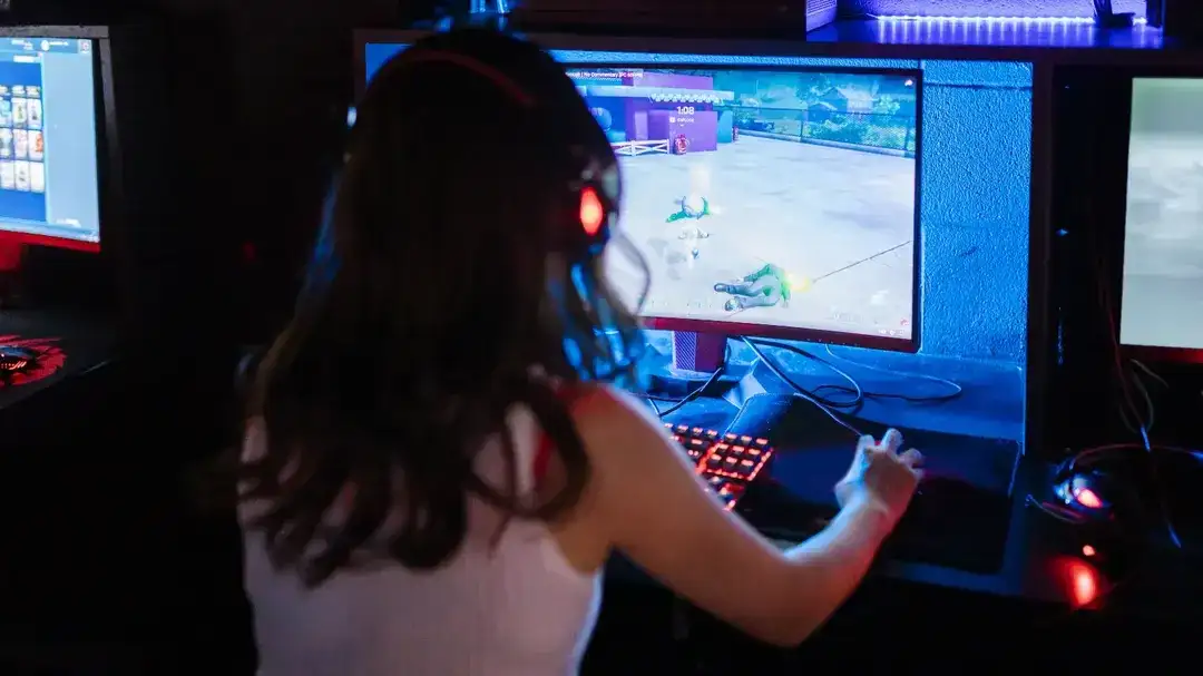 Streamer Atacada por Ex-Mod com Faca e Água Quente: Suspeito é Preso Após Standoff com a Polícia