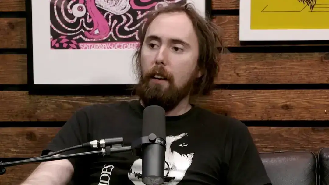 Asmongold revela sua dieta bizarra de carne seca e doce durante as lives