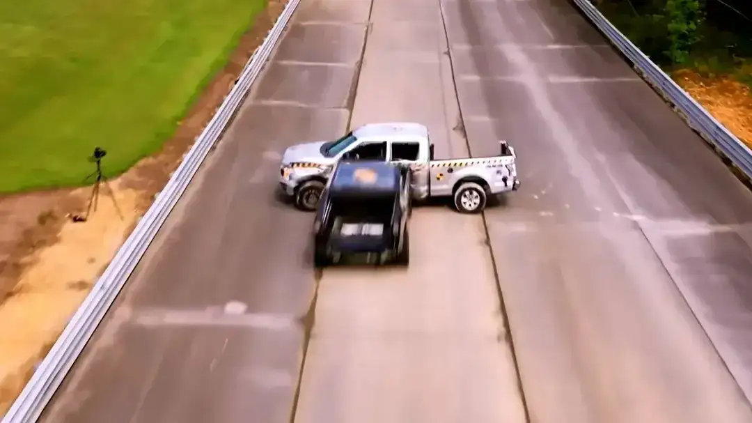 WhistlinDiesel Cybertruck vs F-150 a 111 mph: Resultado Surpreendente