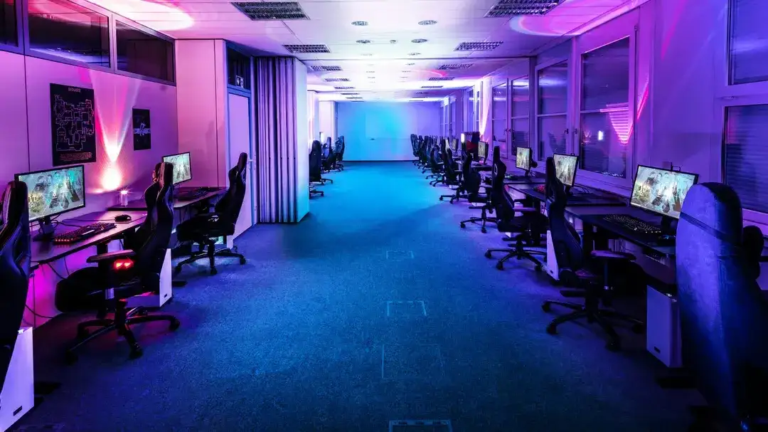 Roubo de RAM em hotéis esports na China: dois homens presos após furto em PCs gamers