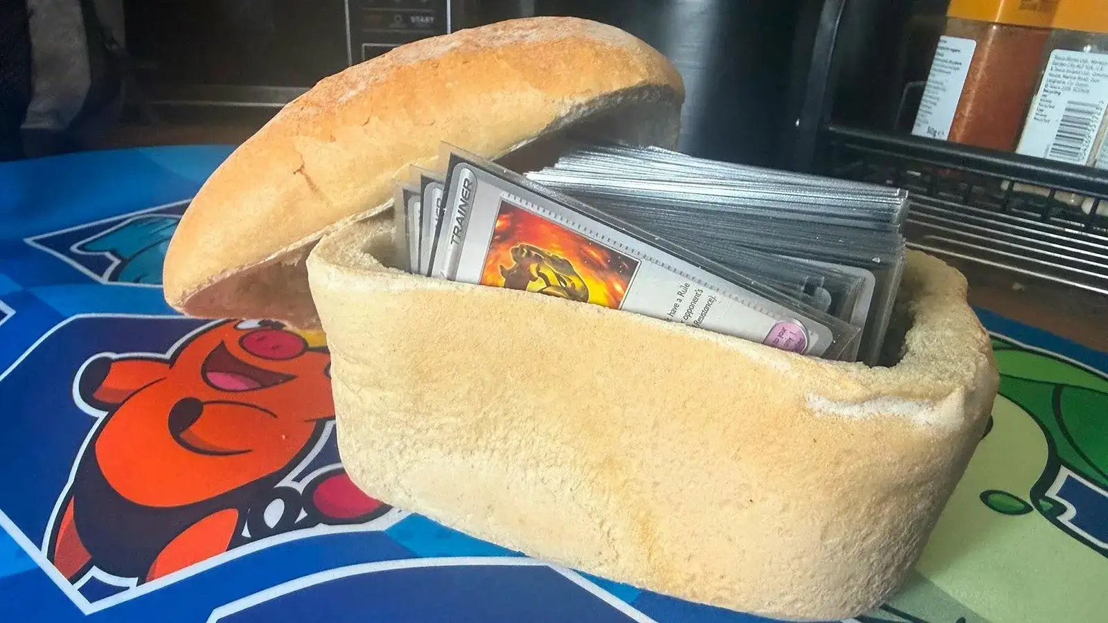 Jogador de Pokémon TCG vence torneio 'Qualquer Coisa Menos Deck Box' usando um pão de forma