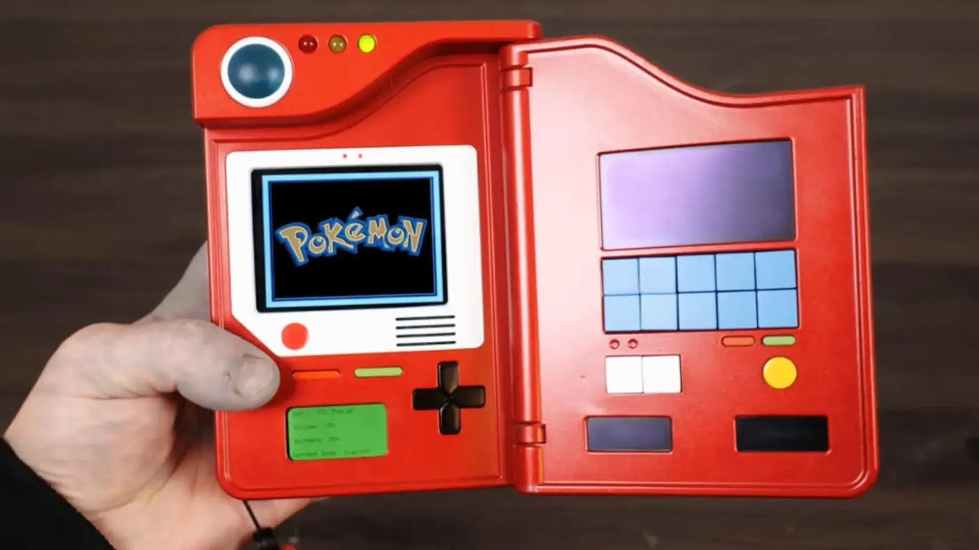 Pokedex Real Viraliza no Pokemon Worlds 2026 ao Identificar Peluches em Segundos