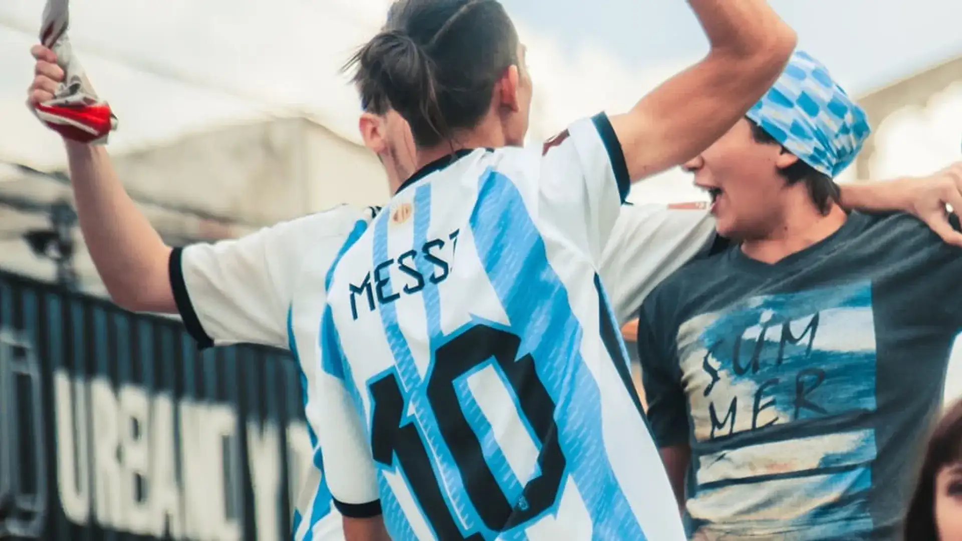 Youtuber troca clipe de papel por ingresso para final da Copa do Mundo em apenas 10 dias