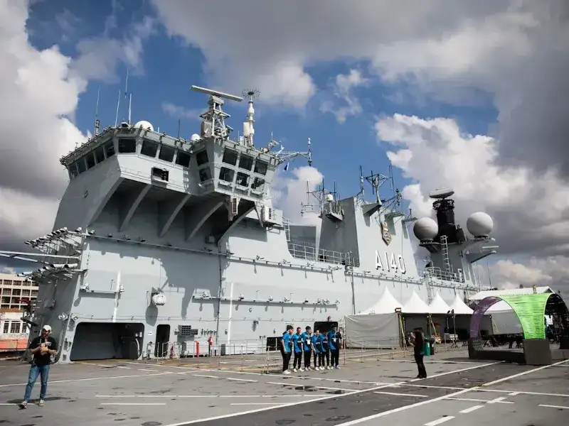 Um torneio de esports em um navio da Marinha