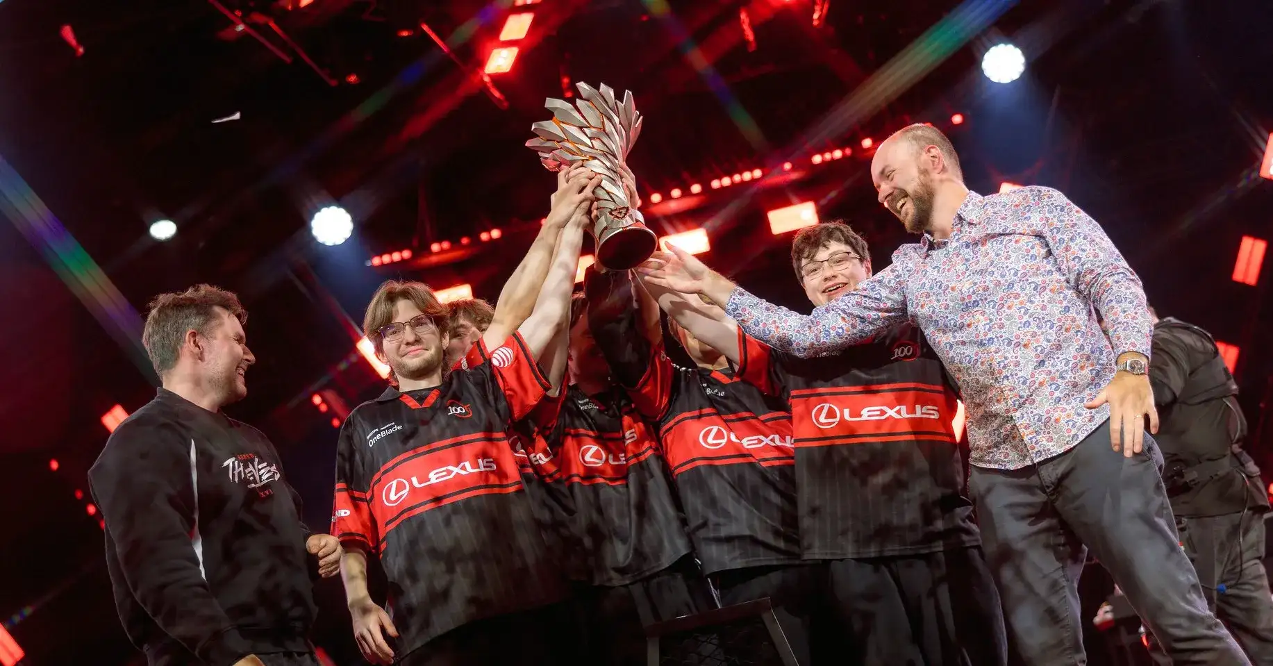 100 Thieves vence Stage 2 em São Paulo e ergue o troféu após cinco mapas