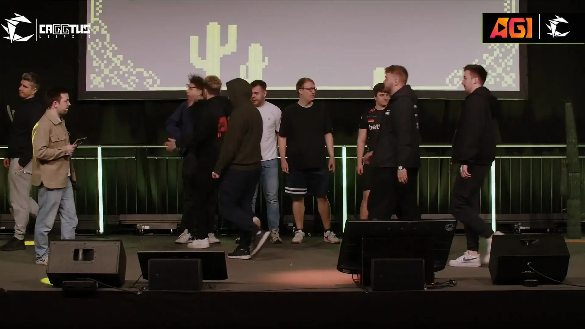 MAUschine dá um soco em Spidergum no palco do CS2