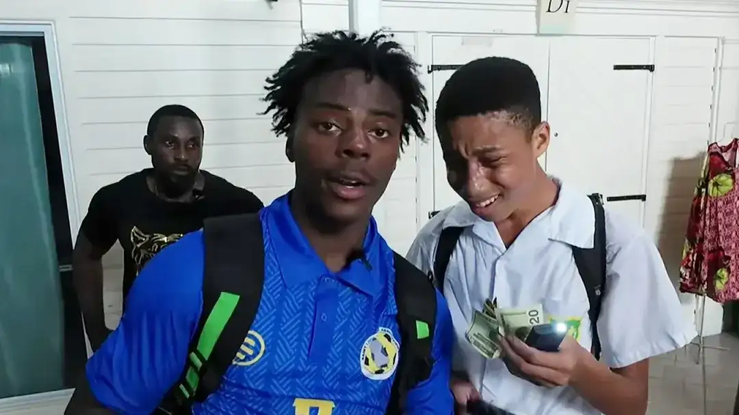 IShowSpeed substitui celular de fã que chora após encontro no Caribe