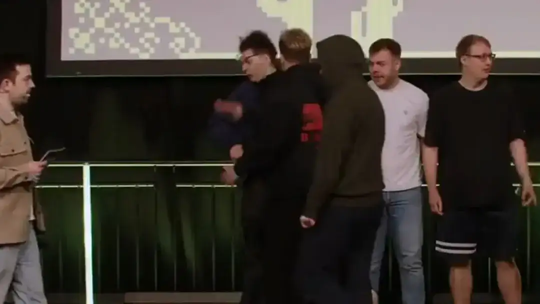 Jogador de CS2 é banido por 10 anos após agressão a adversário no palco